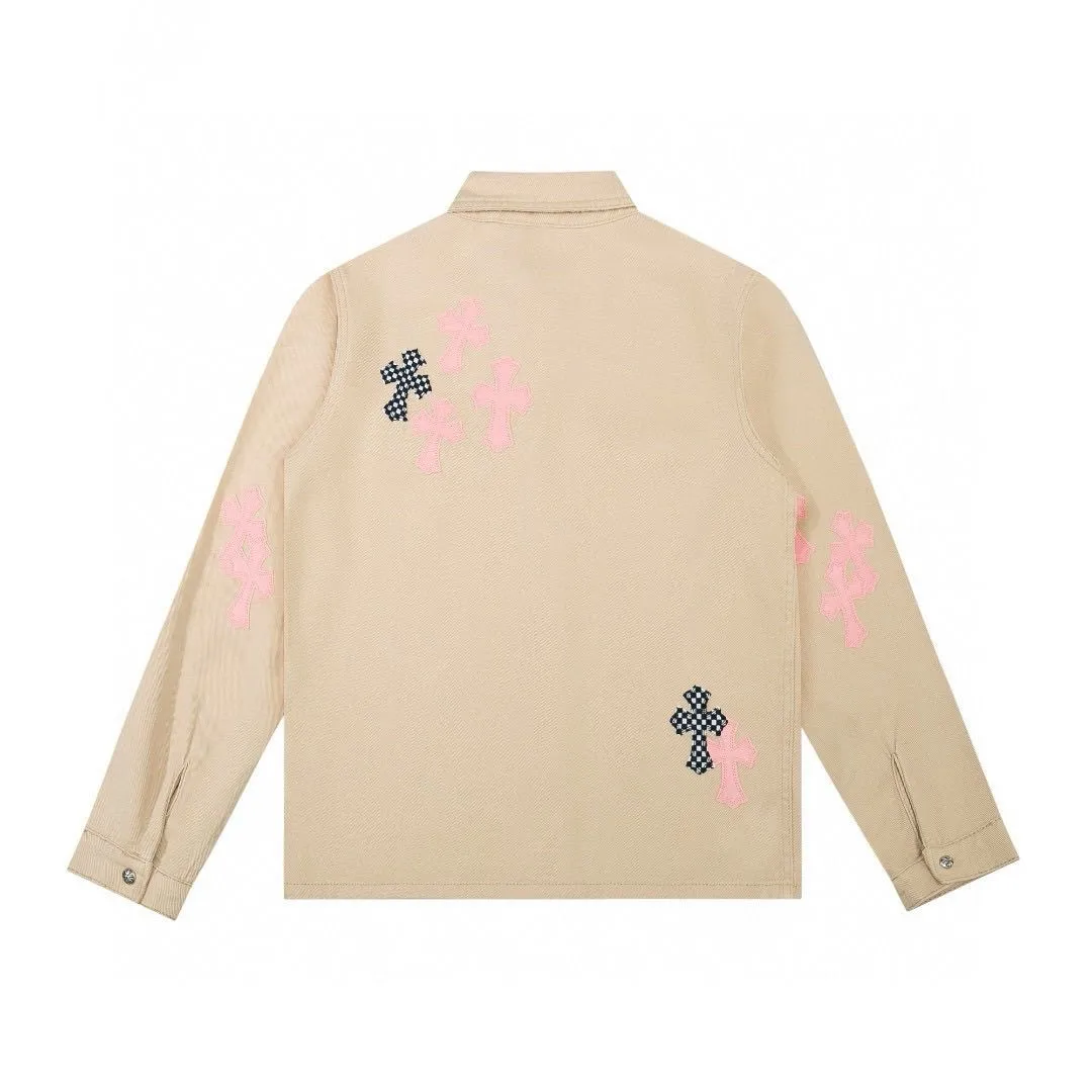 P270 💰 Chrome Hearts丨Chrome Hearts 25ss Cherry Blossom Pink Leather Jacket - WorkDog Pink Leather Jacket, a timeless workwear series. The fabric is made of custom-woven high-density canvas, which took more than two months. It was subsequently lightly coated to give the whole body a glossy look~ Zero color difference was achieved, and the texture details of the fabric were all in place! The crosses of the accessories are all genuine sheepskin, hand-stitched! The actual texture is better, the upper body is stiff, and it is OK for both men and women. Color: Khaki Size: S-M-L-X